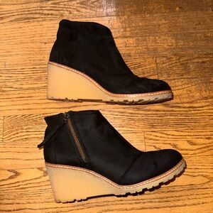 TOMS Avery Black Faux Suede Wedge Ankle Booties Women’s